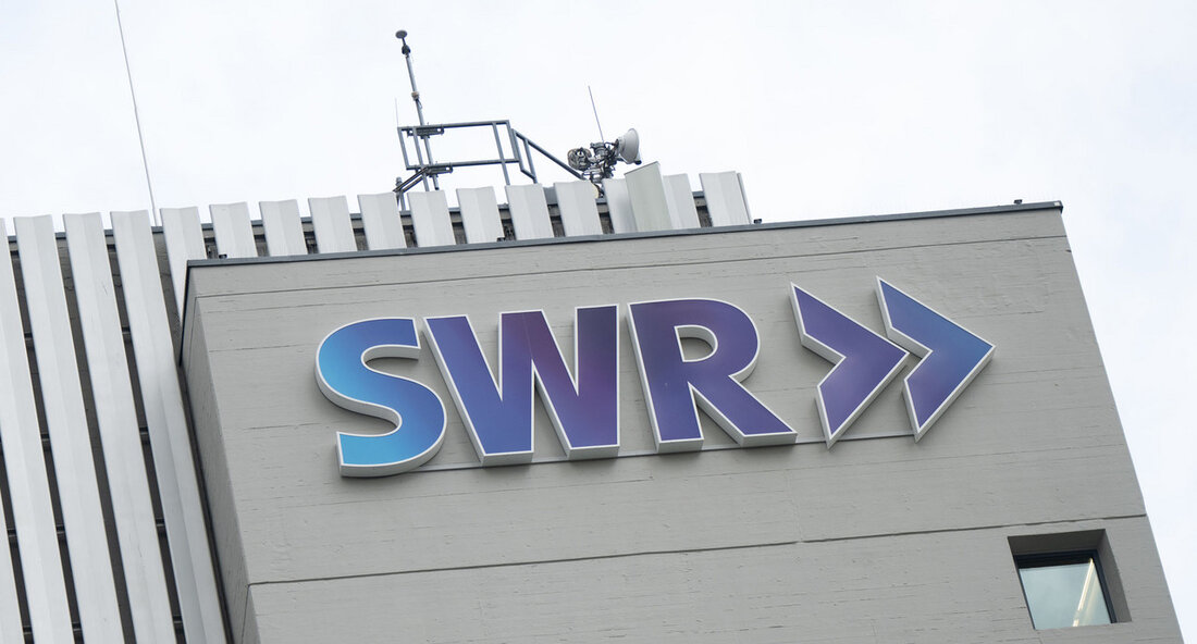 Titel: Neues Signal für den öffentlich-rechtlichen Rundfunk: Novellierter SWR-Änderungsstaatsvertrag unterzeichnet In einem entscheidenden Schritt zur Stärkung und Weiterentwicklung des öffentlich-rechtlichen Rundfunks haben der baden-württembergische Ministerpräsident Winfried Kretschmann und sein rheinland-pfälzischer Kollege Alexander Schweitzer am Dienstag den novellierten SWR-Änderungsstaatsvertrag unterzeichnet. Dieses Abkommen, das eine Reihe von Reformen und Anpassungen umfasst, soll sicherstellen, dass der Südwestrundfunk (SWR) auch in Zukunft seinen vielfältigen Aufgaben nachkommen kann. Der neue Staatsvertrag reagiert auf die sich wandelnden Anforderungen an die Medienlandschaft, die durch die fortschreitende Digitalisierung und den zunehmenden Wettbewerb durch private Streaming-Anbieter geprägt sind. Ministerpräsident Kretschmann betonte in einer kurzen Stellungnahme: „Die Anpassungen des Staatsvertrags …