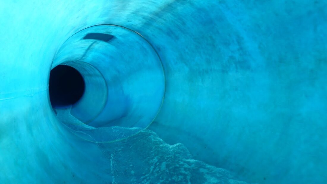 Onride-Video der blauen Röhrenrutsche mit Schwarzlochabschnitt und Sternenhimmel in der Sachsen-Therme Leipzig in Sachsen. Weitere Informationen und Bilder zum Freizeit- und Abenteuerpool Sachsen-Therme Leipzig finden Sie unter http://www.rutscherlebnis.de/schwimmbadverzeichnis/show/sachsen-therme-leipzig/. Youtube-Link