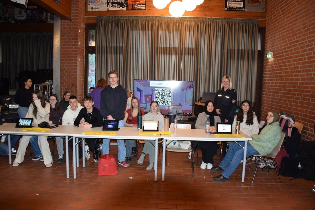 Am 11.02.2025 organisierte die Polizei Salzgitter im "Forellenhof" eine interaktive Ausstellung über Fake News, gestaltet von Schülern.