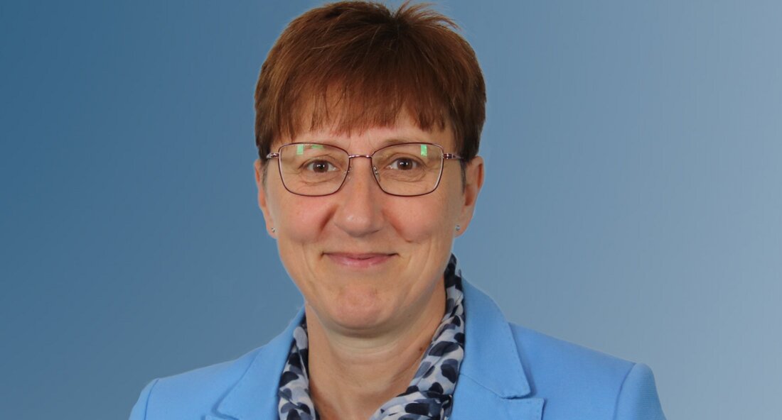 Ernennung von Sandra Zarges zur neuen Landeskriminaldirektorin der Polizei Baden-Württemberg Am 14. November 2023 wurde Sandra Zarges zur neuen Landeskriminaldirektorin der Polizei Baden-Württemberg ernannt. Diese Ernennung ist historisch, da es sich um die erste Frau in dieser Spitzenposition handelt. Zuvor hatte Zarges bereits verschiedene Führungspositionen bei der Polizei inne, sowohl in Baden-Württemberg als auch in Sachsen-Anhalt. Der Innenminister Thomas Strobl äußerte sich sehr positiv über die Ernennung von Sandra Zarges. Er betonte, dass sie über eine umfassende Erfahrung sowie ein breites Fachwissen verfüge und sich bei ihren bisherigen Aufgaben hervorragend bewährt habe. Der Ministerrat hatte zuvor auf Vorschlag von Innenminister …