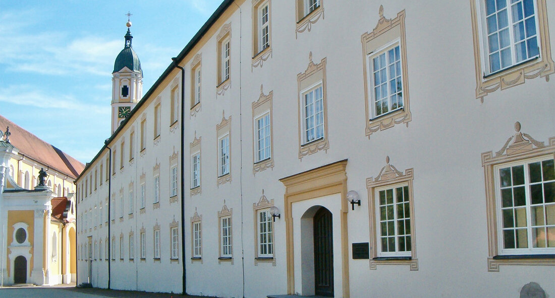 Sanierung des Fürstenbaus der ehemaligen Klosteranlage in Ochsenhausen gestartet Ochsenhausen – Die Sanierung des denkmalgeschützten Fürstenbaus der ehemaligen Klosteranlage in Ochsenhausen hat begonnen. Das Land investiert insgesamt rund 15,9 Millionen Euro in den Fürstenbau, der eine wichtige historische Bedeutung hat. Der Fürstenbau wurde 1667 als Gästehaus des Klosters errichtet und beherbergt heute das Klostermuseum, das von den Staatlichen Schlössern und Gärten (SSG) betreut wird. Das Museum gewährt einen Einblick in die Geschichte des Klosters von den Anfängen bis zum Verkauf an das Königreich Württemberg im Jahr 1825. Im Zuge der Sanierung soll ein zentraler Kassen-, Shop- und Informationsraum für das …
