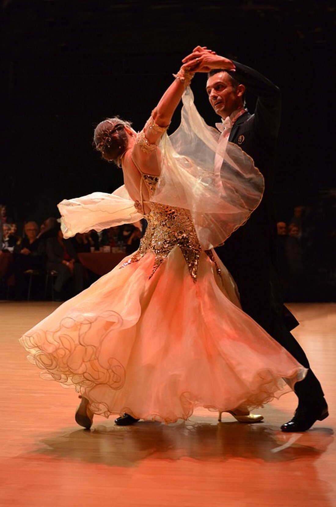 Sasha Waltz & Guests – 30 Jahre Tanzgeschichte Sasha Waltz, eine renommierte Choreografin und Tänzerin, feiert dieses Jahr das 30-jährige Jubiläum ihrer Company Sasha Waltz & Guests. In den letzten drei Jahrzehnten hat sie mit ihren Werken Tanzgeschichte geschrieben und große Erfolge gefeiert. Mit ihrem ersten abendfüllenden Stück „Twenty to Eight“ begeisterte Sasha Waltz das Publikum. Das Stück war überraschend, komisch und ungewohnt. Es bot eine genaue Analyse des menschlichen Miteinanders und enthielt leidenschaftliche, erotisch aufgeladene Duetten von Sasha Waltz und Nasser Martin-Gousset. In den folgenden Jahren setzte Sasha Waltz ihren Erfolg fort und eroberte die Tanzwelt mit großen Inszenierungen, …