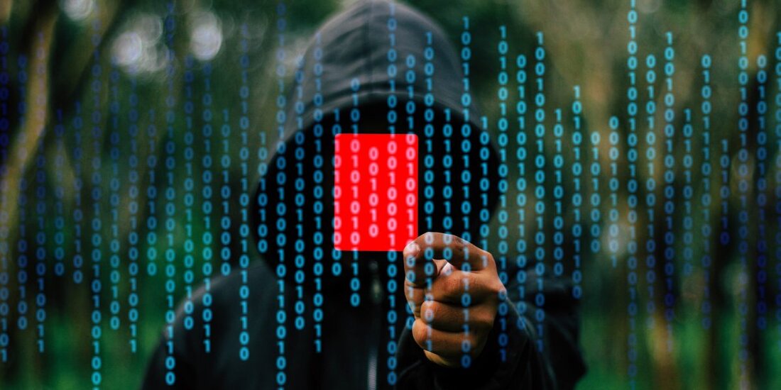Das US-Finanzministerium hat eine Ethereum-Adresse sanktioniert, die mit dem Ronin-Validator-Hack von Axie Infinity in Verbindung steht. Jeder, der mit der Adresse interagiert, riskiert, selbst sanktioniert zu werden, warnt ein Sprecher des Ministeriums. Am Donnerstag genehmigte das US-Finanzministerium die Adresse von Ethereum (ETH), die mit dem über 600 Millionen Dollar schweren Angriff auf Axie Infinity in Verbindung steht. Zum ersten Mal in der Geschichte Amerikas wurde der Liste der Sanktionen eine Krypto-Adresse hinzugefügt. Bemerkenswert ist, dass die Kryptoindustrie seit ihren Anfängen von Cyberangriffen und millionenfachen Diebstählen geplagt wurde. Die March Axie Infinity Kompromittierung ihrer Ronin Bridge wird jedoch mittlerweile zu den …