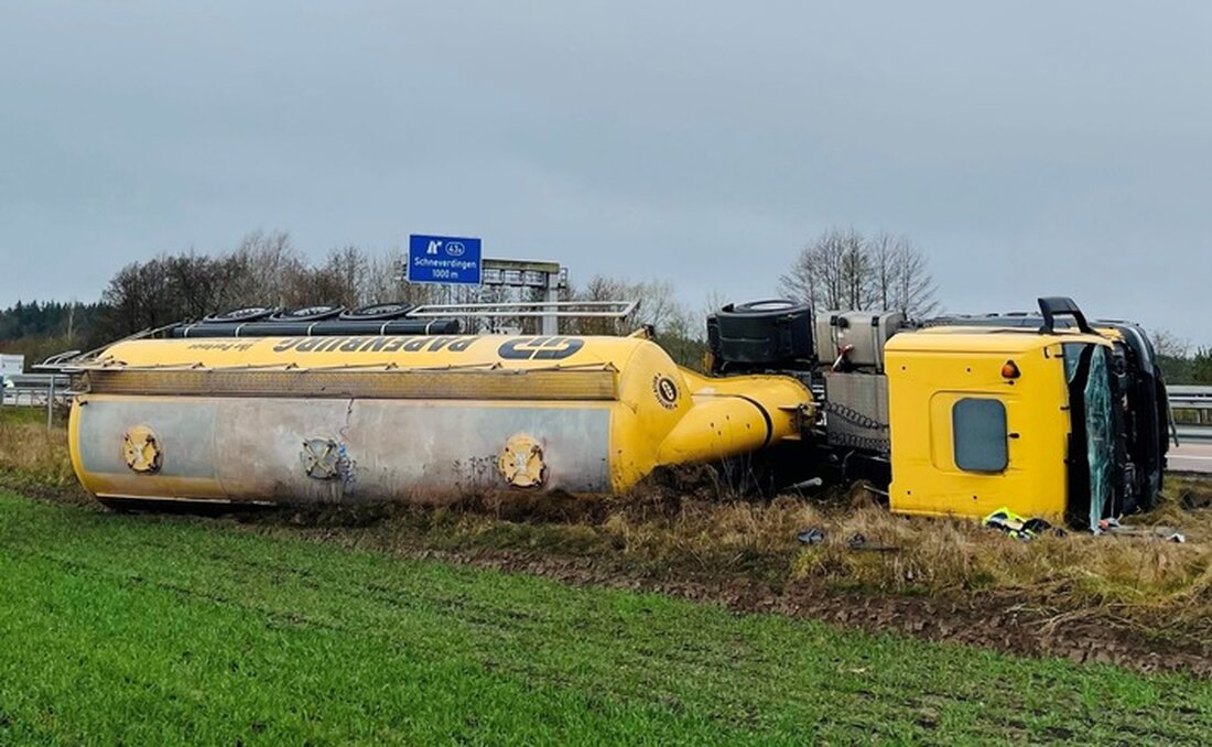 Ein Unfall mit einem Sattelzug auf der A 7 bei Bispingen führte am Mittwoch zu stundenlanger Vollsperrung. Fahrer leicht verletzt.