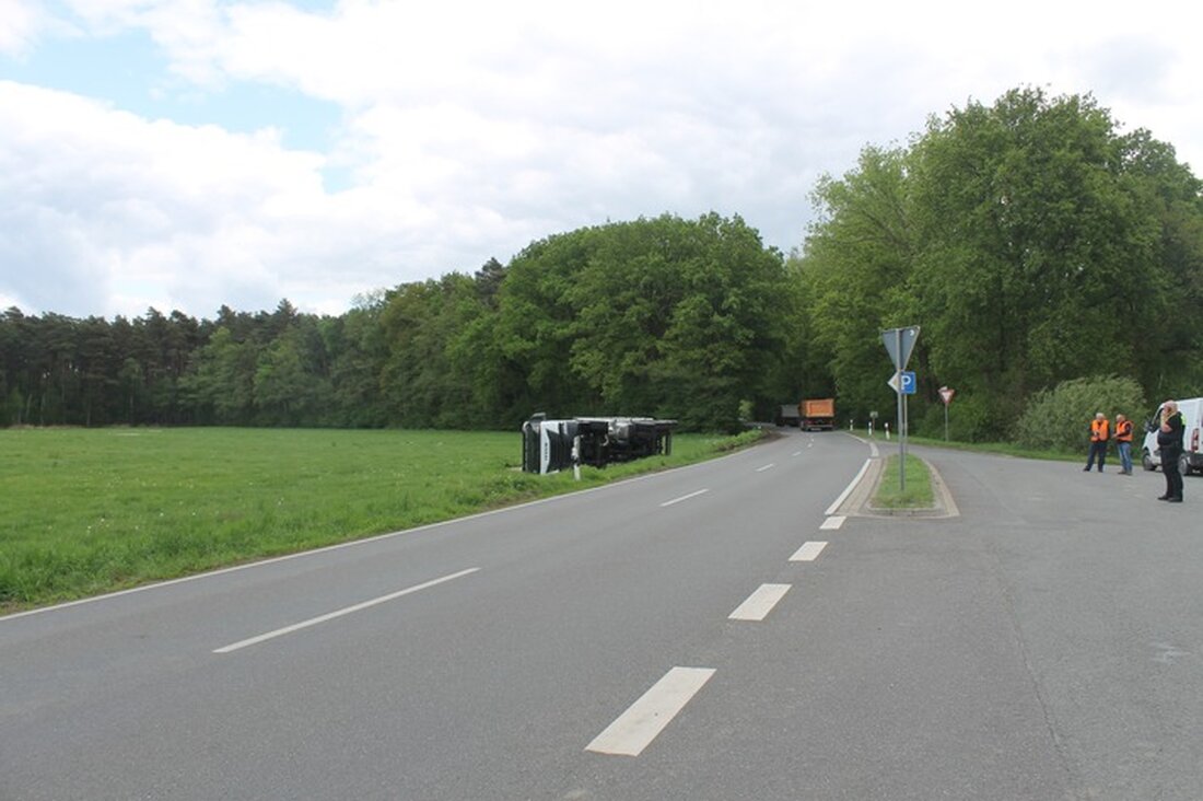 Am 5. Mai 2025 kam es in Lavelsloh zu einem Beinaheunfall mit einem Sattelzug, der im Seitenraum umkippte.