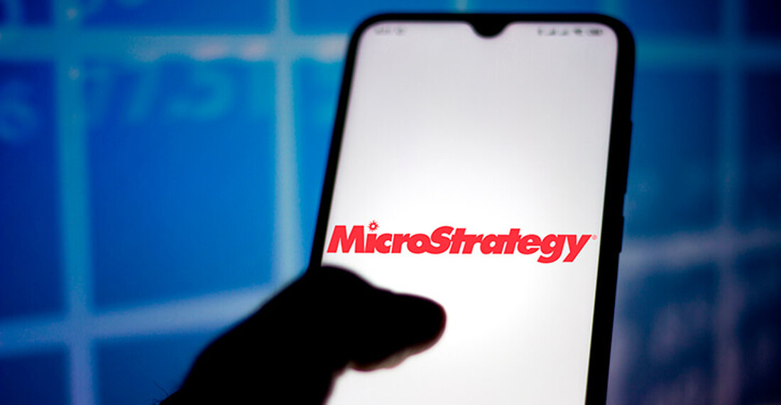 Michael Saylor, Gründer von MicroStrategy, hat den Bitcoin-Tracker des Unternehmens auf X geteilt. Der Markt erwartet eine Ankündigung, dass das Unternehmen einen weiteren Teil von BTC erworben hat. Zum Zeitpunkt von Saylors Post am 29. Dezember lag der Bitcoin-Preis bei etwa 94.800 US-Dollar MicroStrategy-Gründer Michael Saylor hat erneut den Bitcoin (BTC)-Tracker-Chart des Unternehmens auf X veröffentlicht. In den letzten Monaten folgte auf jeden dieser Posts die Ankündigung, dass der weltweit größte Unternehmensinhaber des Flaggschiff-Digital-Assets eine weitere Beute erworben habe. Branchenexperten und Beobachter haben schnell darauf hingewiesen, dass MicroStrategy im Begriff ist, einen weiteren großen BTC-Kauf anzukündigen. NEU: Michael Saylor hat …