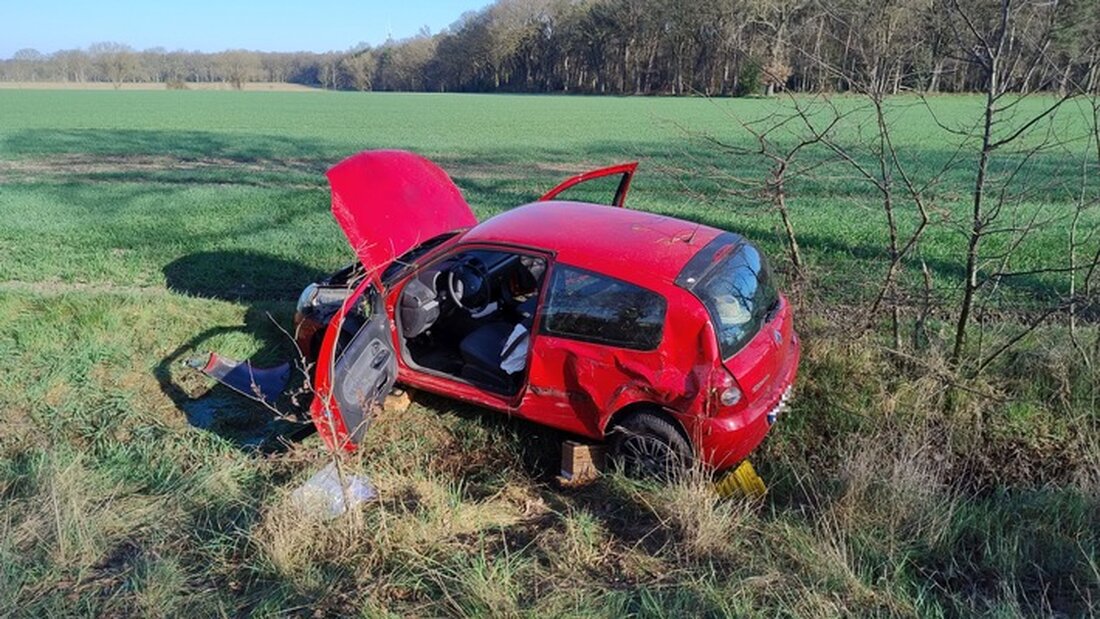 Am Dienstagvormittag befreite die Feuerwehr Schermbeck nach einem Unfall B58 zwei Personen aus einem PKW. Einsatz dauerte bis 10:15 Uhr.