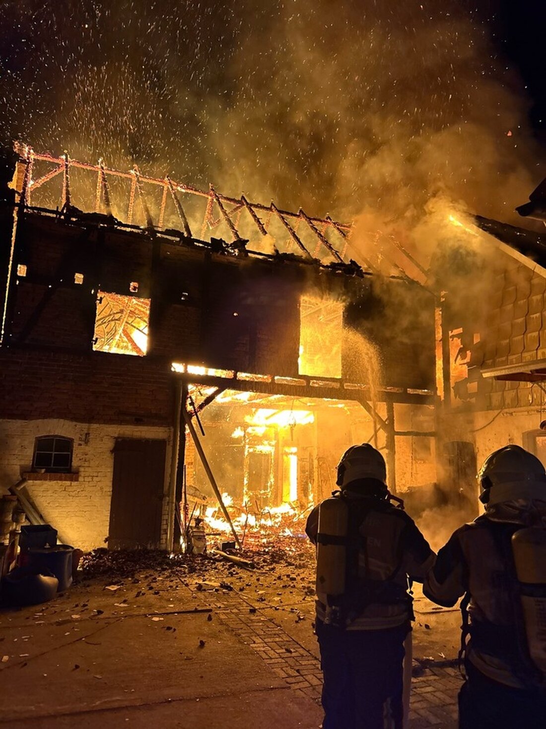 Brand einer Scheune in Görmar: Trotz Feuerwehr-Einsatz totaler Verlust, 100.000 Euro Schaden, Kriminalpolizei ermittelt.