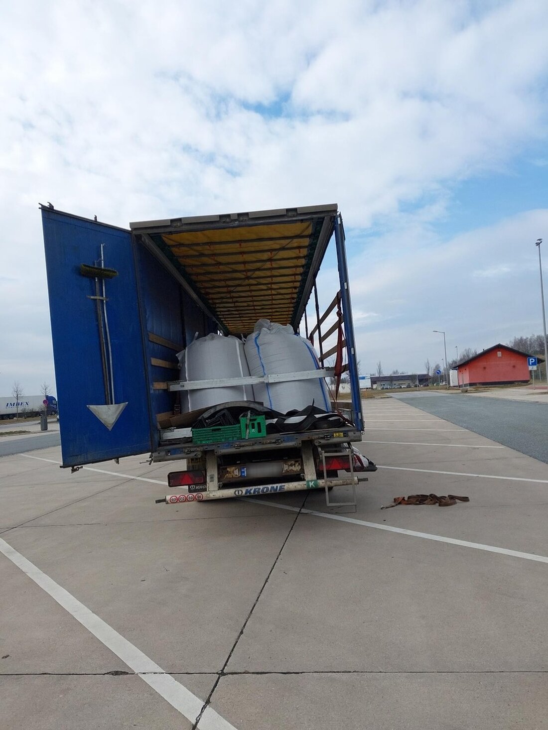 Bundespolizei Ludwigsdorf hat gestern einen ukrainischen Sattelzug wegen unzureichender Ladungssicherung gestoppt.