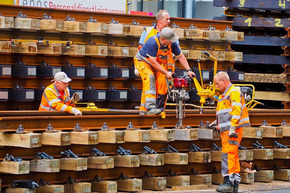 Berlin: Einschränkungen im Bahnverkehr auf mehreren Strecken An diesem Wochenende kommt es auf mehreren S-Bahnlinien sowie im Regionalverkehr zu Schienenersatzverkehr. Der Grund dafür sind Bau- und Modernisierungsarbeiten. Auf den Ringbahnlinien S41 und S42 kommt es von Freitagabend bis Montagfrüh zu Teilsperrungen. Zwischen den S-Bahnhöfen Gesundbrunnen und Beusselstraße ist die Strecke unterbrochen. Als Ersatzverkehr werden Busse eingesetzt, wie die S-Bahn Berlin auf Twitter mitteilt [1]. Die Sperrung bleibt bis Montag, 1:30 Uhr, bestehen. Ebenfalls betroffen sind die Linien S1 und S8 zwischen den S-Bahnhöfen Frohnau und Oranienburg sowie Blankenburg und Birkenwerder. Hier dauern die Bauarbeiten bereits seit dem 12. Juli an &hellip;