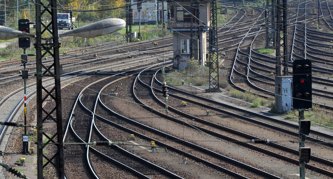 Die Einhaltung der Klimaziele von Bund und Land erfordern einen stärkeren Ausbau des Öffentlichen Verkehrs. Um den Schienenknoten Stuttgart über das Jahr 2030 hinaus zukunftsfähig zu machen, sind aus Sicht von Experten weitere Ergänzungen notwendig. Verkehrsminister Winfried Hermann sagte am 15. März 2023 in Stuttgart: „Die angestrebte Verdopplung der Nachfrage im gesamten Öffentlichen Verkehr führt im Schienenverkehr mit Regionalzügen im Knoten Stuttgart zu mehr als einer Verdreifachung im Vergleich zum Jahr 2010.“ Er legte die Ergebnisse der Gutachten zum Eisenbahnknoten 2040 (PDF) vor, die das Ministerium als Auftrag aus dem Koalitionsvertrag 2021 dazu in Auftrag gegeben hatte. Demnach ist ein …