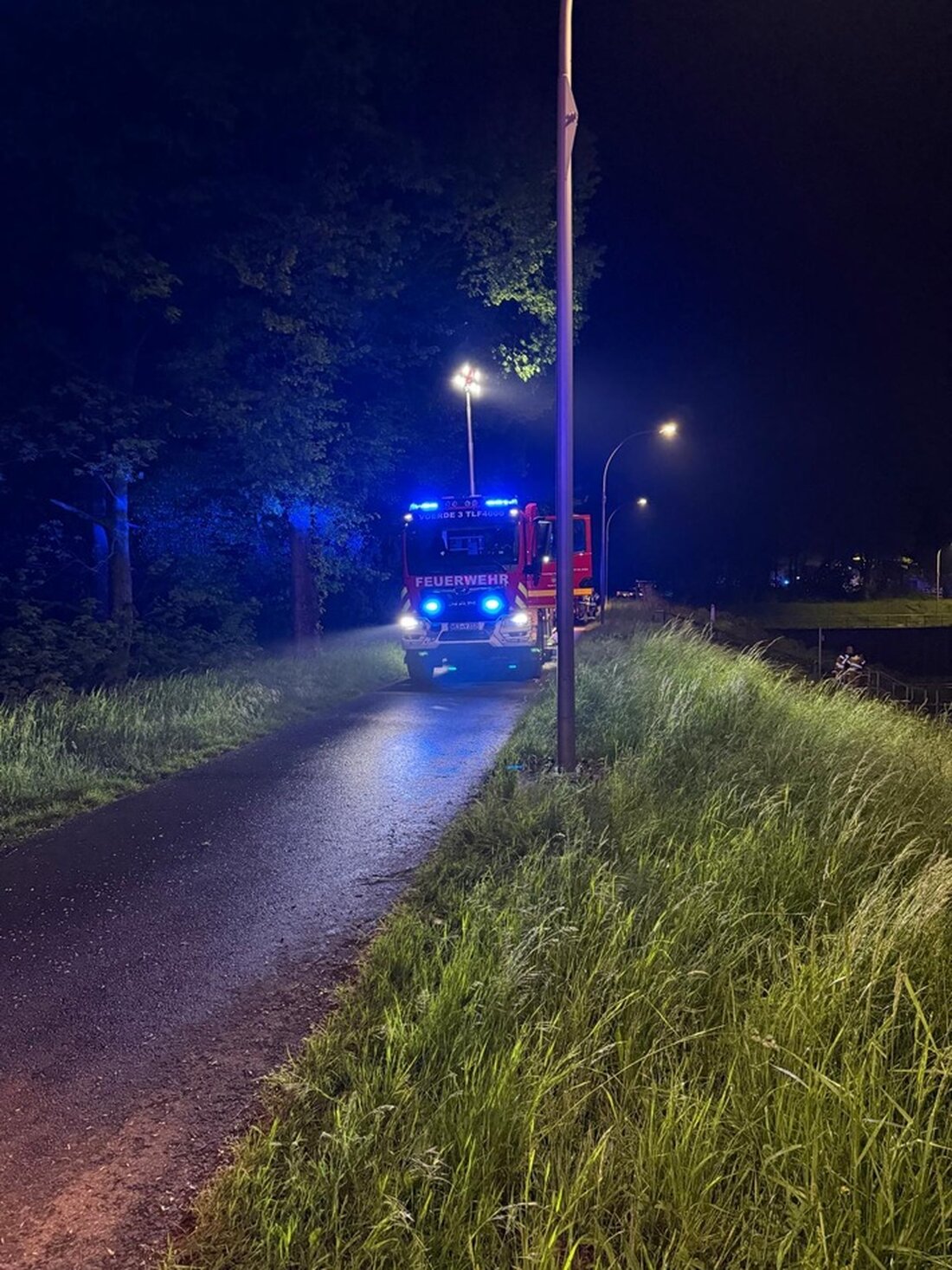 In der Nacht brach ein Brand auf einem Binnenschiff im Wesel-Datteln-Kanal aus. Feuerwehr Voerde rückte an, um zu helfen.