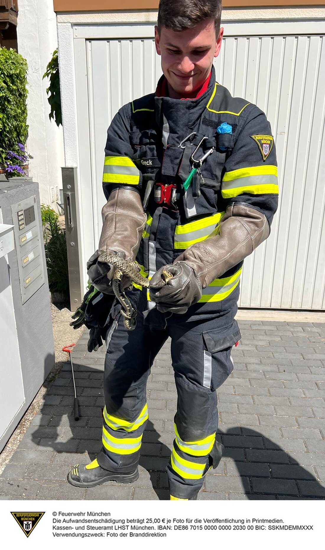 Eine Spaziergängerin entdeckte eine Schlange in der Lerchenau und alarmierte die Feuerwehr München zu einem Einsatz am 16. Mai 2025.