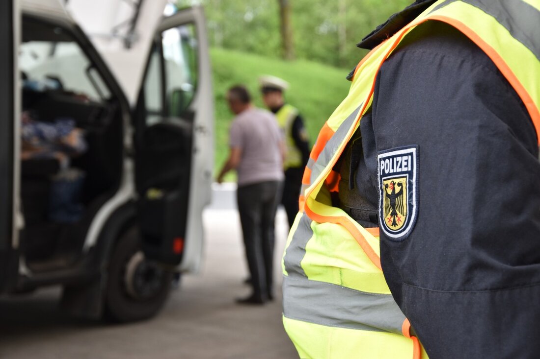 Die Bundespolizei Waidhaus stellte bei Kontrollen auf der A6 zwei Syrer mit gefälschten Ausweisen und Missbrauch vor. Ermittlungen laufen.
