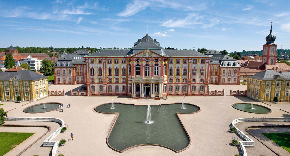 2022 feiert Schloss Bruchsal sein 300-jähriges Jubiläum. Im Festjahr finden in Schloss Bruchsal und im Schlossgarten zahlreiche Jubiläumsveranstaltungen statt. Vor 300 Jahren, am 27. Mai 1722, wurde der Grundstein für Schloss Bruchsal platziert. Finanzminister Dr. Danyal Bayaz war bei der Jubiläumsfeier am 24. Mai. Finanzminister Dr. Bayaz sagte: „Schloss Bruchsal mit seiner besonderen Geschichte ist für viele Menschen ein Symbol ihrer Heimat – weit über die Region hinaus. Wir sorgen dafür, dass dieses Juwel unter den Schlössern erhalten bleibt.“ Die barocke Residenz am Oberrhein Die barocke Residenzanlage ist bekannt für ihr Treppenhaus. Entworfen hat es der damalige Stararchitekt Balthasar Neumann. …