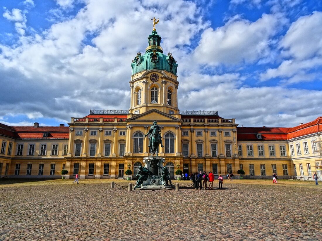 Ab November 2023 bleibt Schloss Cecilienhof in Potsdam für drei Jahre wegen Sanierungsarbeiten geschlossen, um Barrierefreiheit zu schaffen.