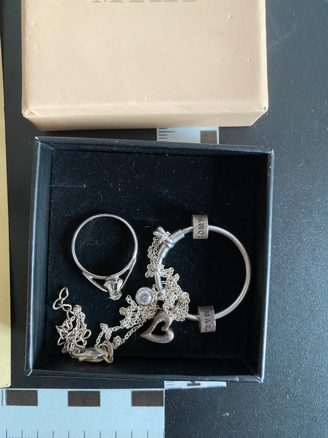 Die Landespolizeiinspektion Gotha sucht die Eigentümer von Schmuck und Schlüsseln, die während eines Einsatzes sichergestellt wurden.