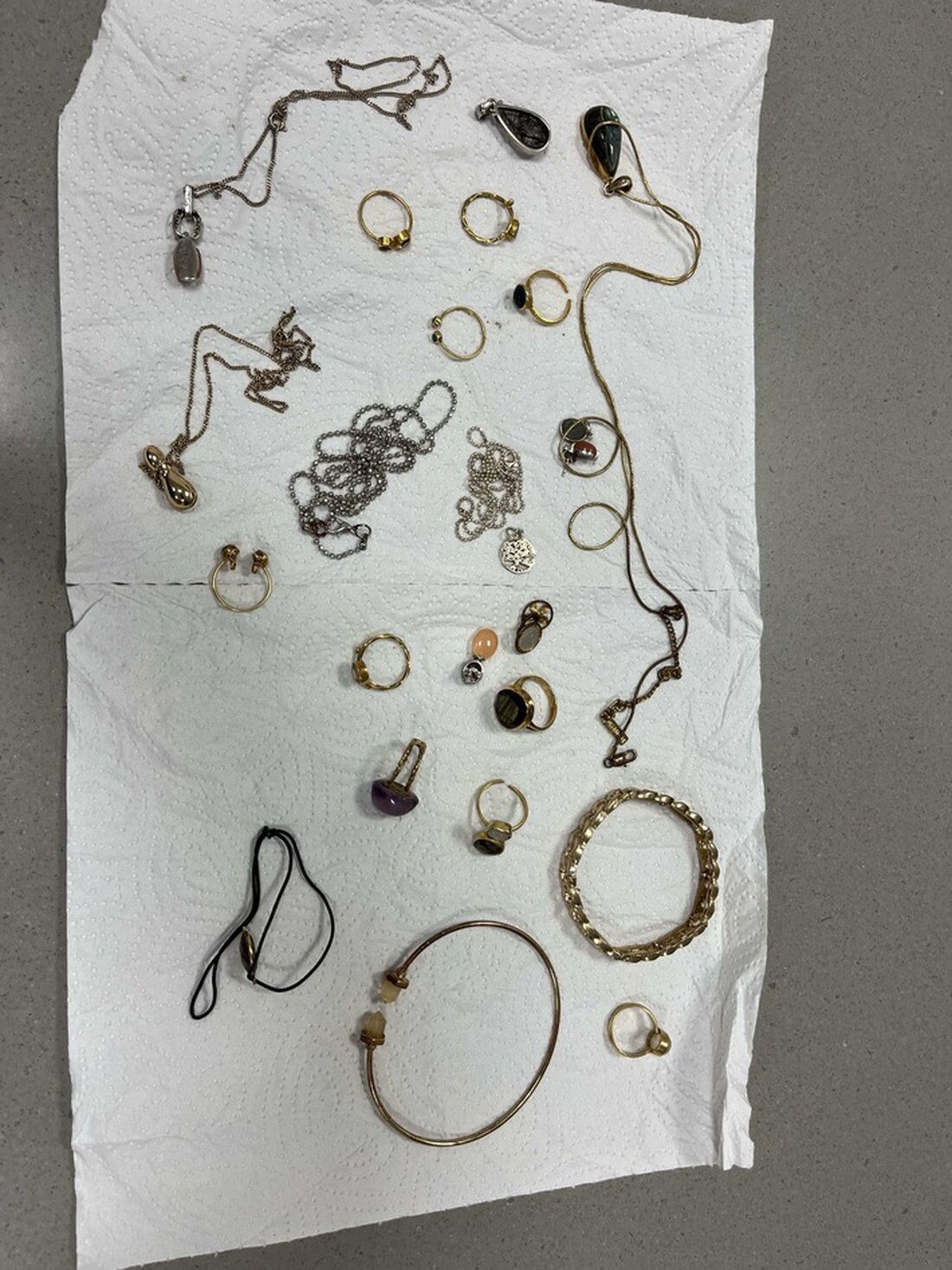 Die Polizei sucht Eigentümer von gefundenem Schmuck in Werne. Hinweise bitte an die Polizei in Kamen unter 02307 921 3220.