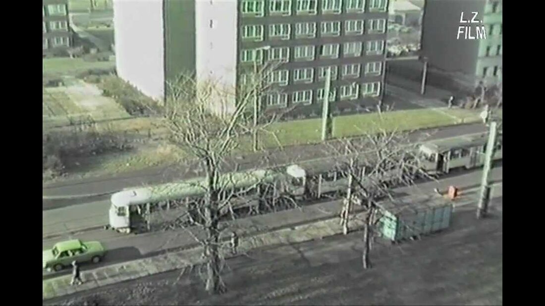 Wie war es damals, als Trabis, Wartburgs und IFA-Trucks noch hauptsächlich in der Leipziger Innenstadt fuhren? Als die Stadt wegen der Montagsdemonstrationen noch als „Heldenstadt der DDR“ galt? Als die Universität Leipzig noch KMU hieß und der Stadtturm am Augustusplatz noch Uni-Riese oder Steiler Zahn hieß? Wenn Sie sich alte Aufnahmen ansehen, ist es fast so, als würden Sie in die Vergangenheit reisen. Stadtentwicklungen werden sichtbar, insbesondere wenn Sie die Standorte in Google StreetView vergleichen. Dieses zeitgenössische Dokument wurde im Februar 1990, neun Monate vor der Vereinigung der beiden deutschen Staaten, aufgenommen. Aufnahmen aus der „Heldenstadt“ Leipzig, Februar 1990. Ein …