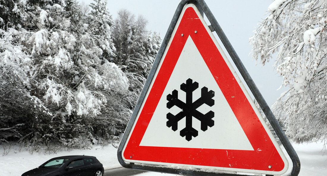 Aufgrund von Schnee- und Eisbruchgefahr sollten Waldgebiete vorerst unbedingt gemieden werden, bis der Schnee von den Ästen der Bäume abgetaut ist und sichere Wegezustände wiederhergestellt sind. „Eine brisante Wetterlage stellt sich im Moment ein. Aktuell und bis Donnerstag fällt in einem Streifen vom Oberrheingraben über die Schwäbische Alb bis ins Alpenvorland Schnee und gefrierender Regen. Je nach Intensität können rasch große Mengen Nassschnee auf den Baumkronen lasten. Das Risiko von abbrechenden und herunterfallenden Ästen oder Eisanhaftungen sowie Bäumen, die unter der Last nachgeben, steigt und birgt eine erhebliche Gefahr für die Waldbesucher. Zudem können Waldwege vereisen und sehr glatt werden …
