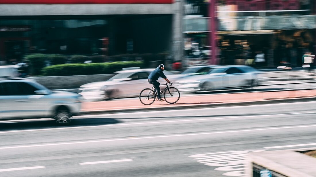 Im Bezirksamt Charlottenburg-Wilmersdorf werden für das Einstellungsjahr 2024 noch fünf Ausbildungsplätze als Verwaltungsfachangestellte angeboten. Interessierte haben die Möglichkeit, sich am Montag, den 24. Juni 2024, von 12 bis 19 Uhr vor dem Rathaus Charlottenburg über die Ausbildungsmöglichkeiten zu informieren. Unter dem Motto „Schnell dabei“ können Bewerber an diesem Tag persönliche Gespräche mit dem Team des Nachwuchskräftezentrums führen und ihre Eignung in einem Online-Einstellungstest unter Beweis stellen. Voraussetzung ist, dass die erforderlichen Bewerbungsunterlagen mitgebracht werden. Bezirksbürgermeisterin Kirstin Bauch betont die vielseitigen und spannenden Einblicke, die die Verwaltungsausbildung im Bezirksamt bietet. Neben abwechslungsreichen Tätigkeiten wird auch Wert auf eine angenehme Arbeitsatmosphäre gelegt, …