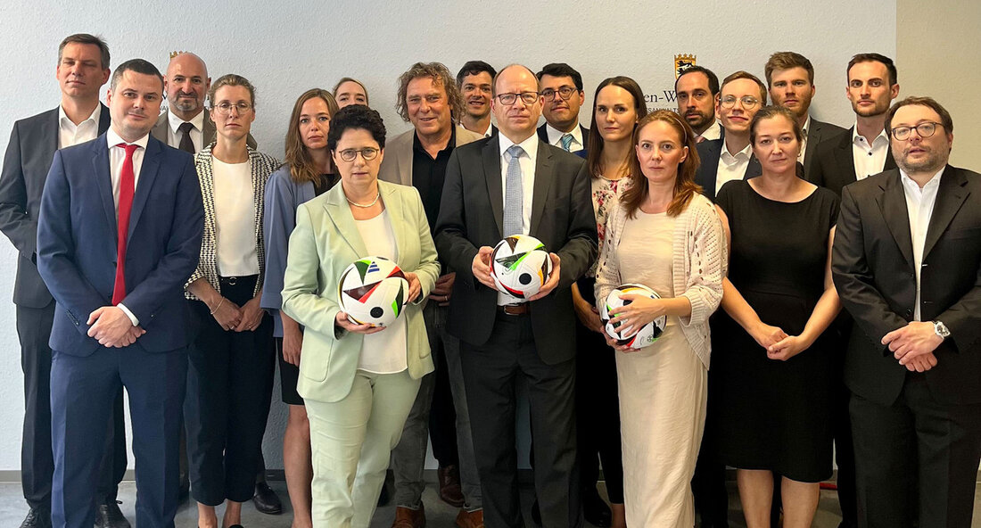 Die Europameisterschaft 2024 in Stuttgart verläuft bisher erfolgreich, sowohl sportlich als auch in Bezug auf die Sicherheit. Justizministerin Marion Gentges zog eine Halbzeitbilanz und lobte die schnelle und effektive Strafverfolgung, die unter den besonderen Bedingungen einer solchen Großveranstaltung gewährleistet wird. Seit Beginn der EM wurden rund 200 veranstaltungstypische Straftaten in Stuttgart verzeichnet, darunter ein versuchtes Tötungsdelikt und hauptsächlich Körperverletzungsdelikte, Erschleichen von Leistungen, Beleidigungen und Verstöße gegen das Waffengesetz. Besonders lobenswert ist die Arbeit der Staatsanwaltschaft Stuttgart, die ein umfassendes Bündel an Vorsorgemaßnahmen getroffen hat. Fußballstaatsanwälte sind an Spieltagen im Stadion präsent, der Bereitschaftsdienst wurde personell aufgestockt und ein fußballspezifischer Bereitschaftsdienst …