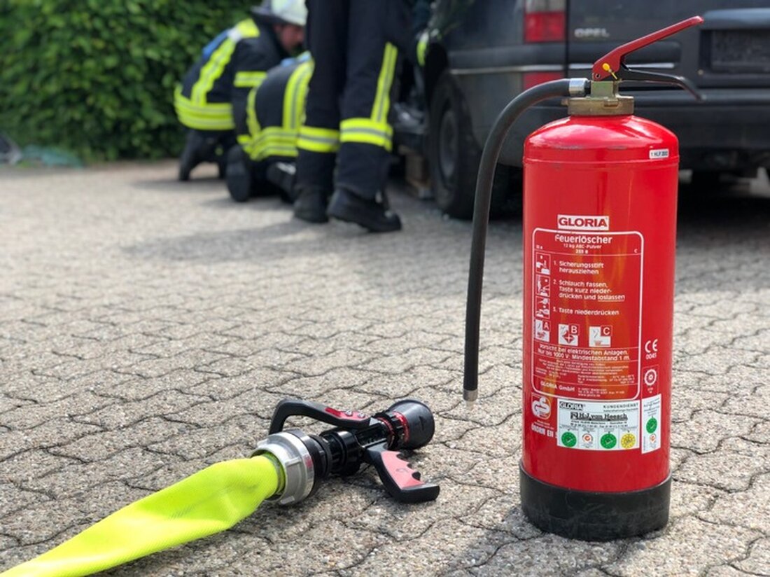 Die Feuerwehr Alpen rückte heute Morgen um 07:32 Uhr zu einem Pkw-Brand aus, verursacht durch einen technischen Defekt. Einsatzkräfte kontollierten das Fahrzeug und kehrten ohne weitere Vorkehrungen zurück.