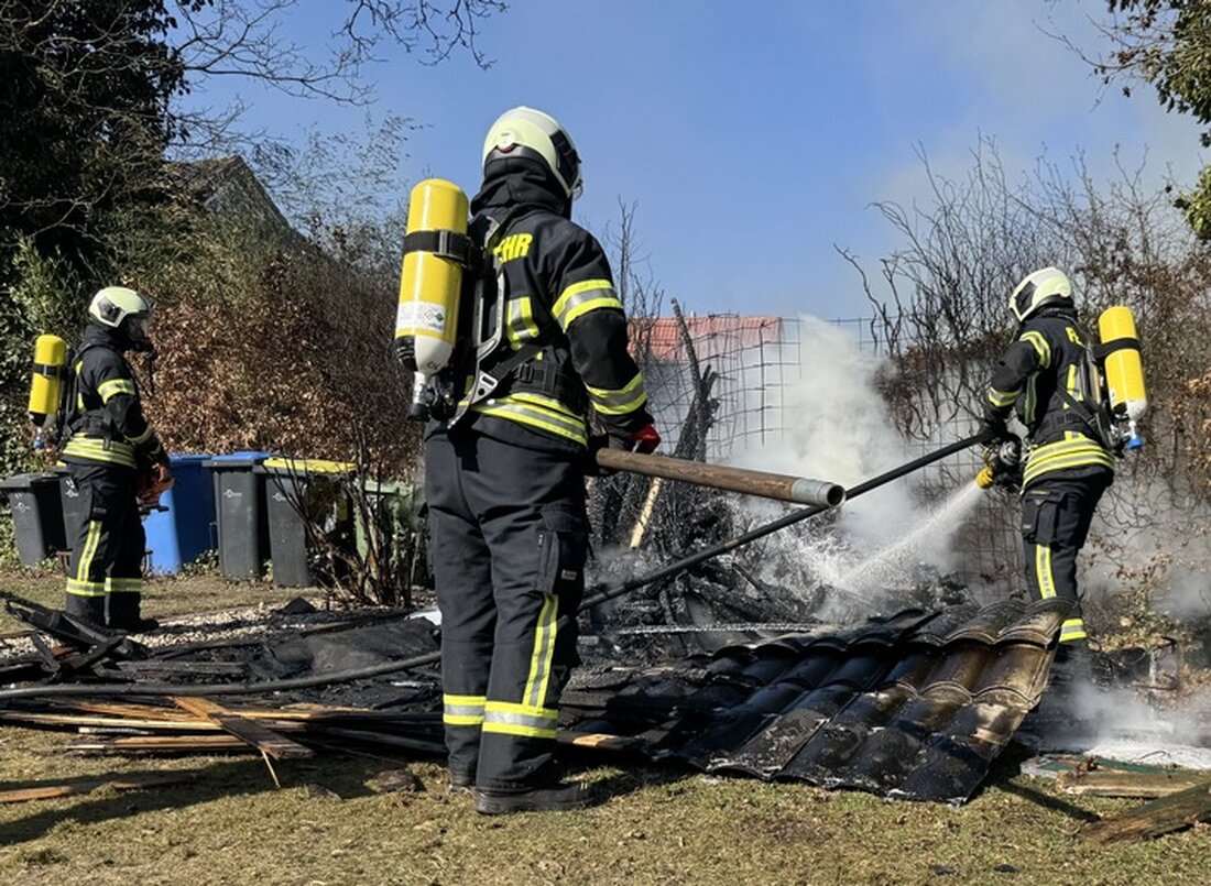 Einsatz der Freiwilligen Feuerwehr Aurich: Heckenbrand in Wallinghausen erfolgreich gelöscht. Brandherde binnen einer Stunde gesichert.