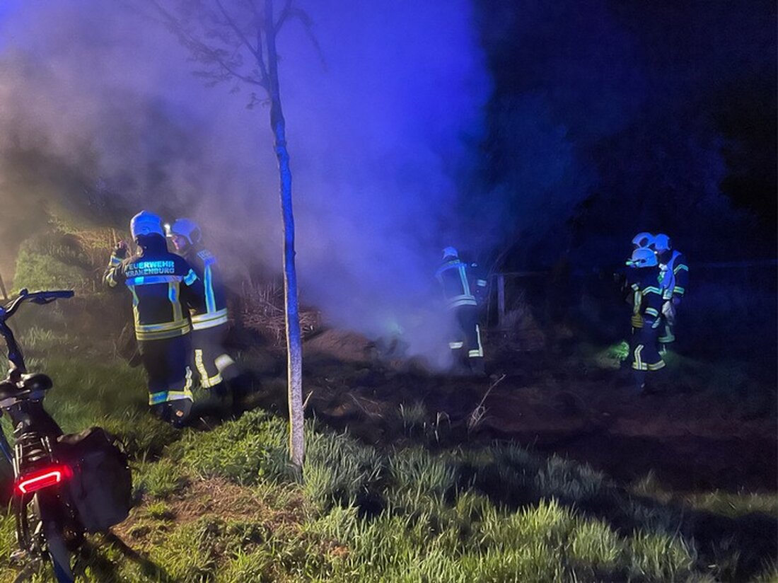 Die Feuerwehr Kranenburg verhinderte einen Flächenbrand am Europaradweg dank schnell eingeleiteter Löscharbeiten nach Alarmierung durch Radfahrer.