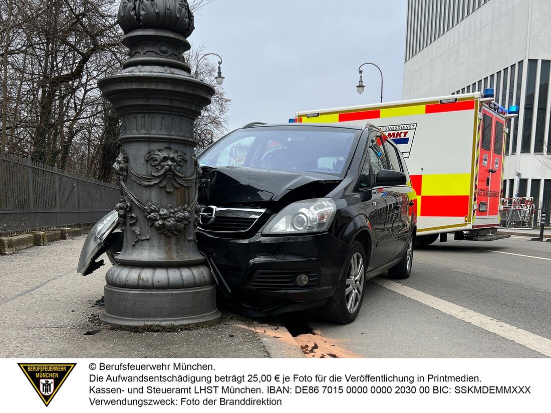 Ein Verkehrsunfall am Karolinenplatz in Maxvorstadt verletzte Dienstagmorgen ein Ehepaar. Feuerwehr und Rettungskräfte im Einsatz.