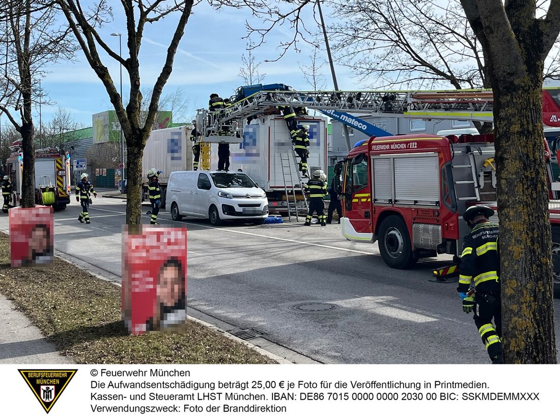Zwei Schwerverletzte bei Lkw-Unfall in Freimann. Ersthelfer und Feuerwehr leisten schnelle und effektive Hilfe.