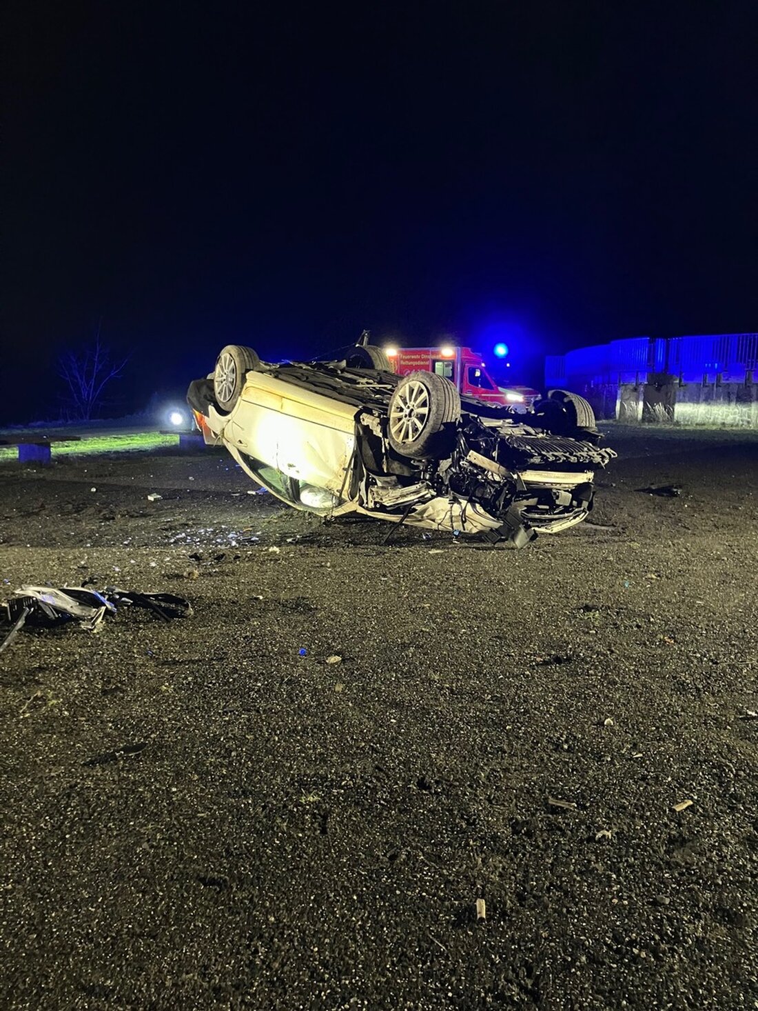 In den frühen Morgenstunden verunfallte ein PKW am Kreisverkehr Ober-Lohberg-Allee. Der Fahrer wurde schwer verletzt.