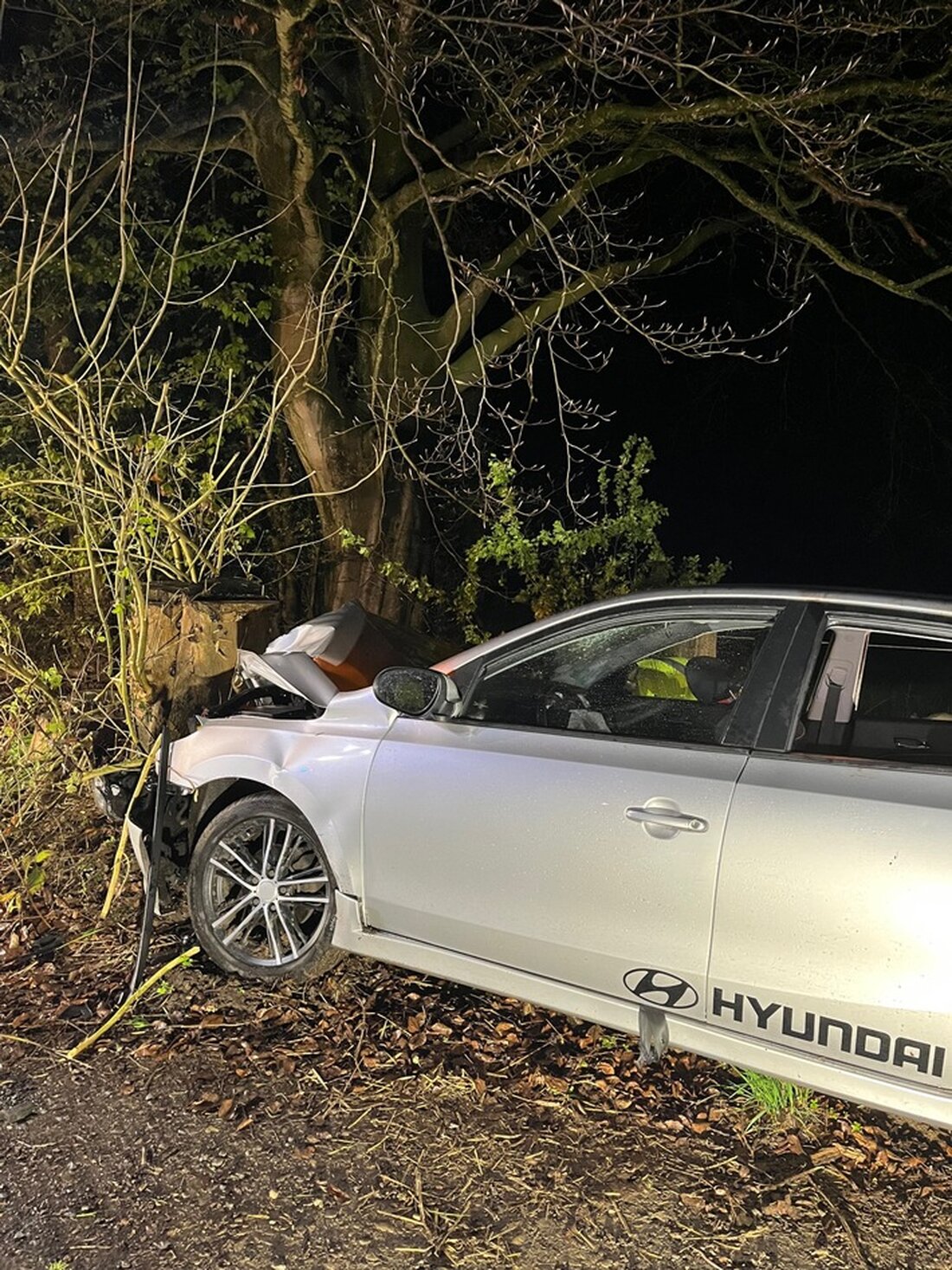 Ein 23-Jähriger prallte in Bad Oeynhausen mit seinem Pkw gegen einen Baum. Vier Insassen wurden verletzt, einer schwebt in Lebensgefahr.