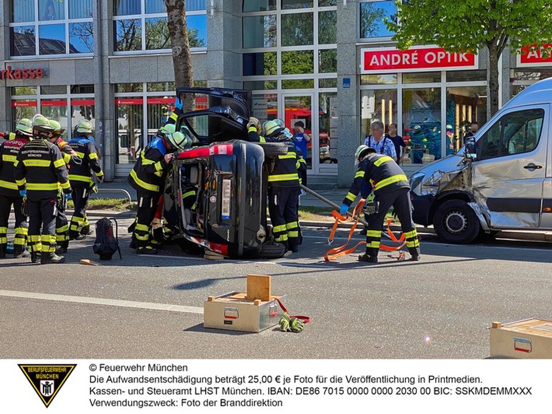 Ein schwerer Verkehrsunfall mit drei Fahrzeugen in Waldtrudering am 30. April 2025 verletzte mehrere Personen. Die Feuerwehr München sicherte die Einsatzstelle.