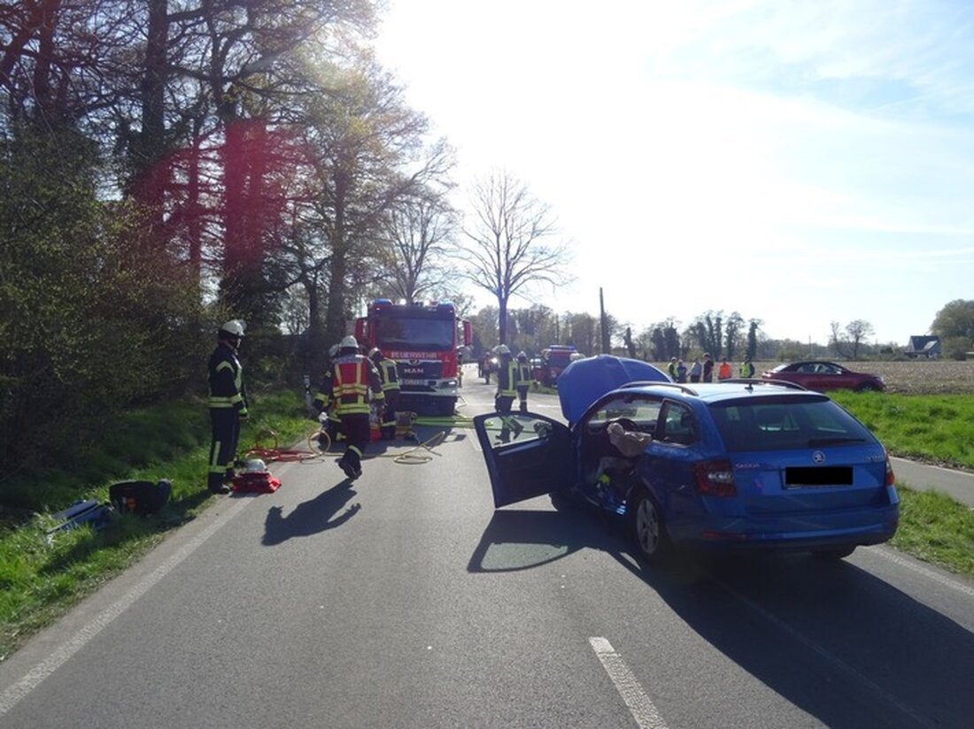Am 08.04.2025 rettete die Feuerwehr Sonsbeck einen Fahrer nach einem Baumunfall auf der Weseler Straße und übergab die Stelle der Polizei.