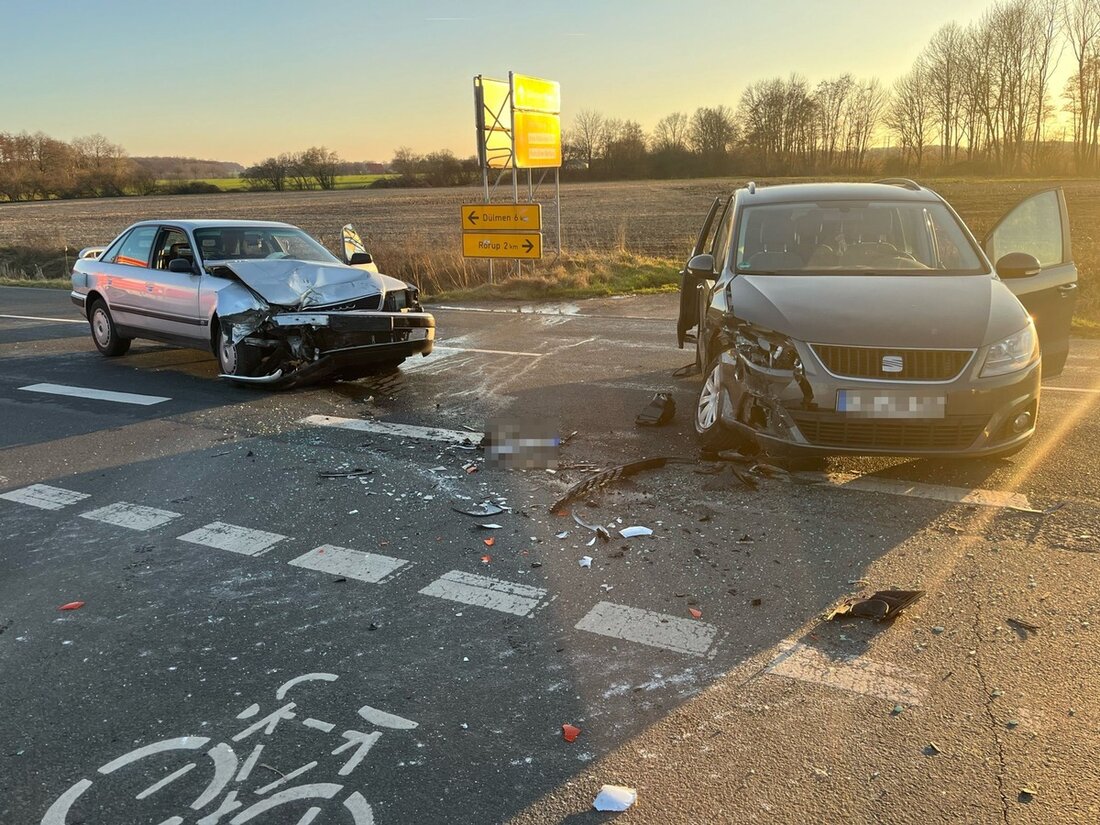 Am Sonntag kollidierten auf der L580 in Dülmen zwei Autos. Eine 21-Jährige wurde leicht verletzt, 37-Jährige blieb unversehrt.