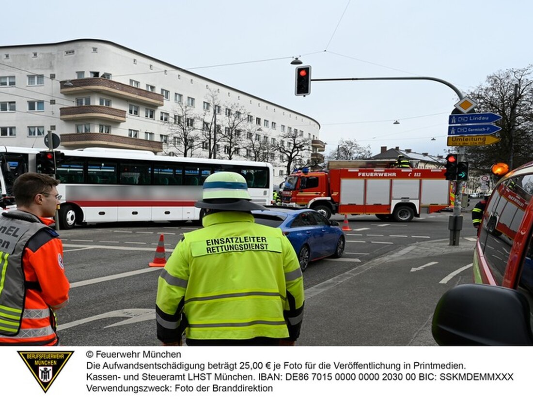 Schwerer Verkehrsunfall zwischen Bus und Straßenbahn in Neuhausen-Nymphenburg: Verletzte bei Kollision am Steubenplatz.