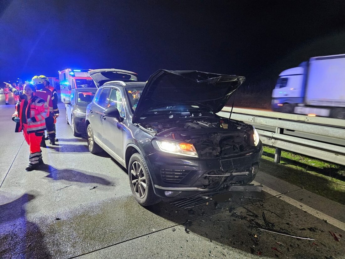 Am Freitag ereignete sich ein schwerer Verkehrsunfall auf der A1. Neun Personen betroffen, Feuerwehr und Rettungsdienste im Großeinsatz.