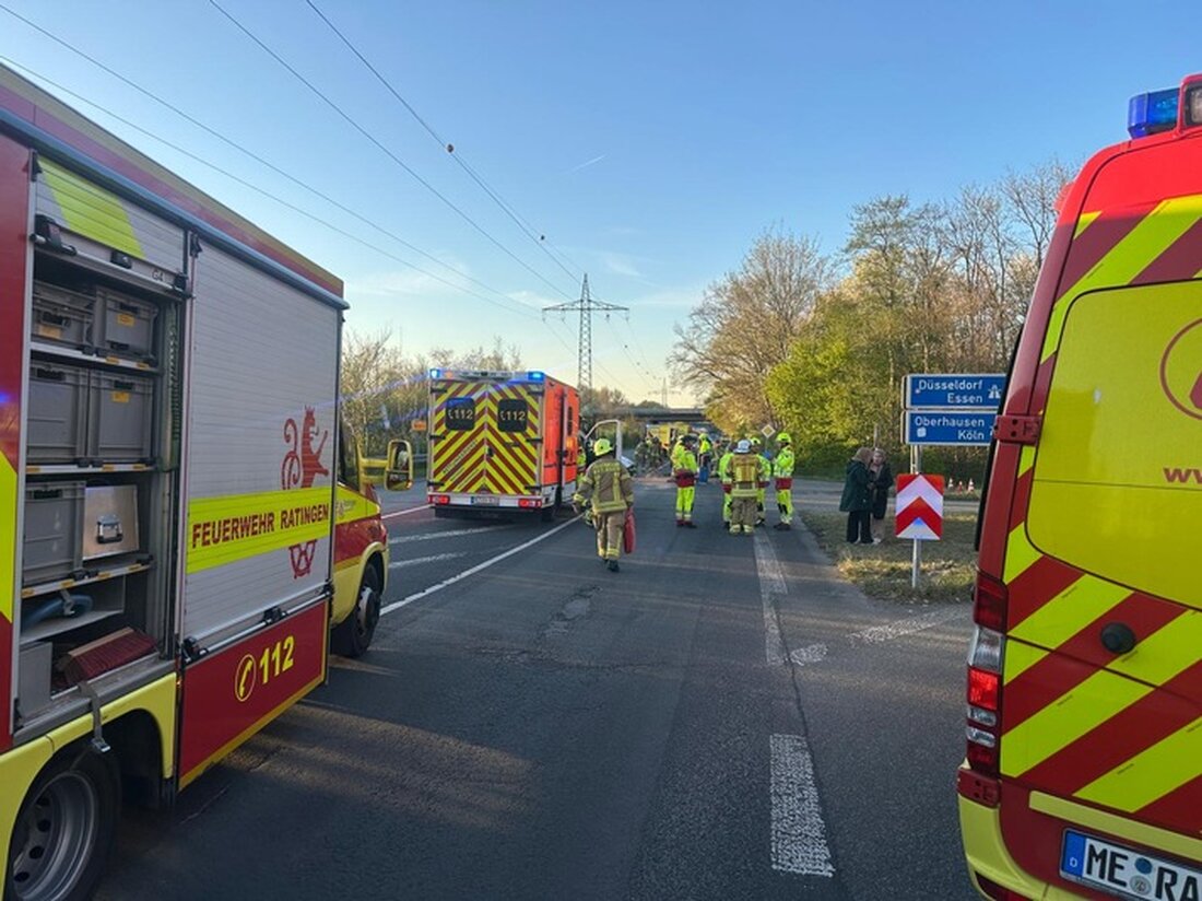 Bei einem Verkehrsunfall auf der Bissingheimer Straße in Ratingen wurden am 07.04.2025 fünf Personen verletzt. Feuerwehr und Rettungsdienst im Einsatz.