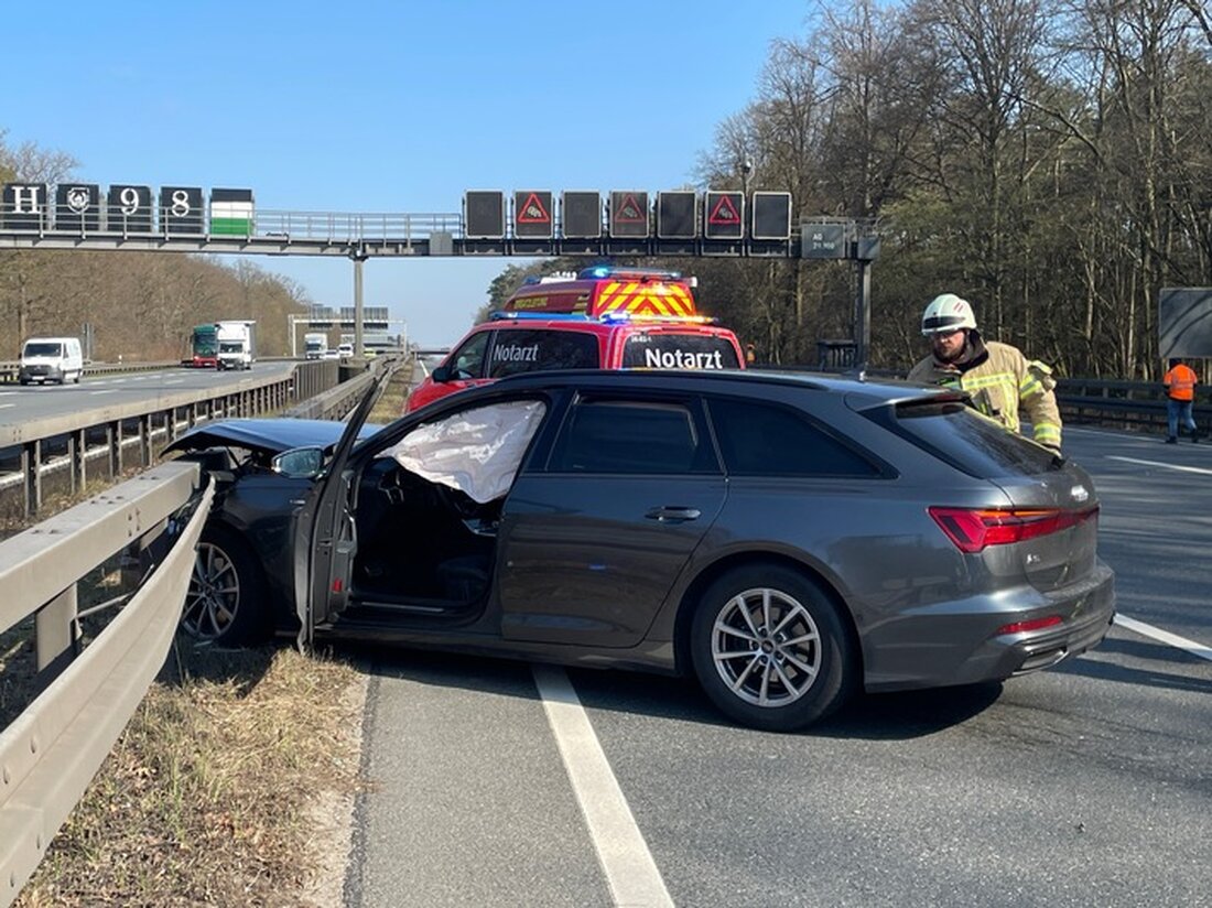 Bei einem Unfall auf der A2 bei Lehrte verletzte sich eine Person. Feuerwehr und Rettungsdienst sicherten die Unfallstelle.