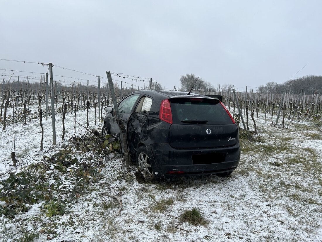Eine 22-jährige Fahrerin verunfallt auf der A65 durch falsche Bereifung bei winterlichen Bedingungen. Leicht verletzt und Pkw Totalschaden.