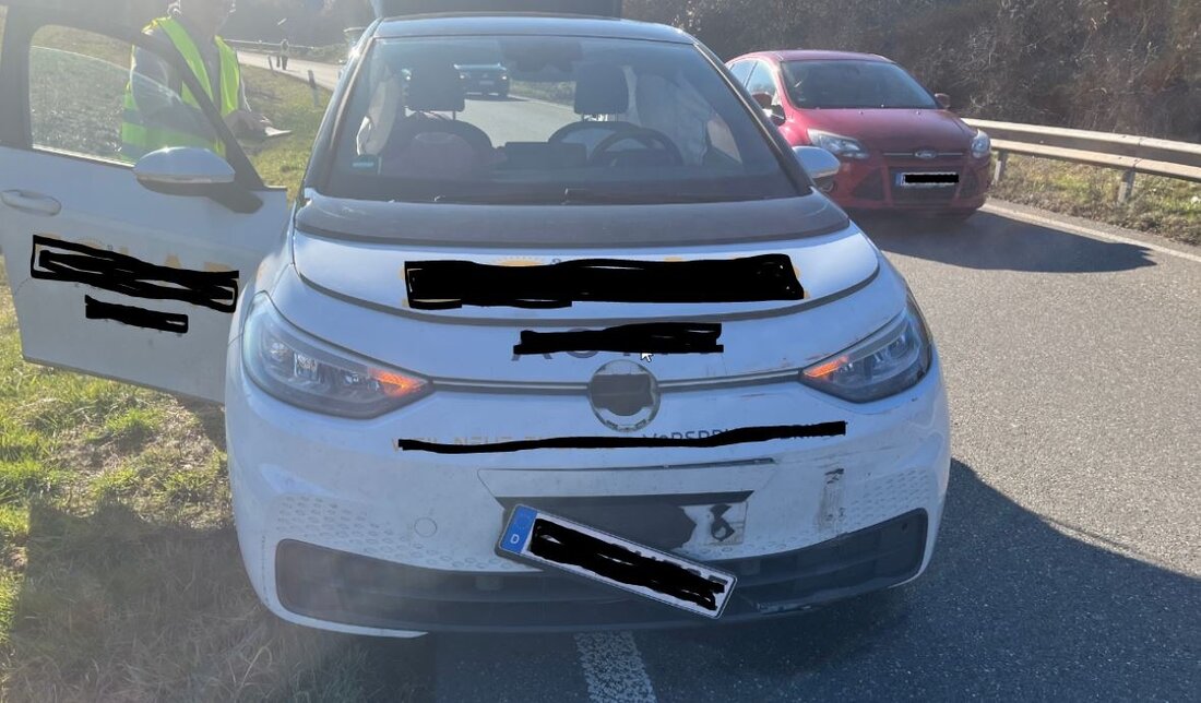 Ein 52-jähriger Autofahrer verlor auf der B272 die Kontrolle über sein Fahrzeug, kollidierte mit einem Verkehrszeichen und verursachte 5.000 Euro Schaden.