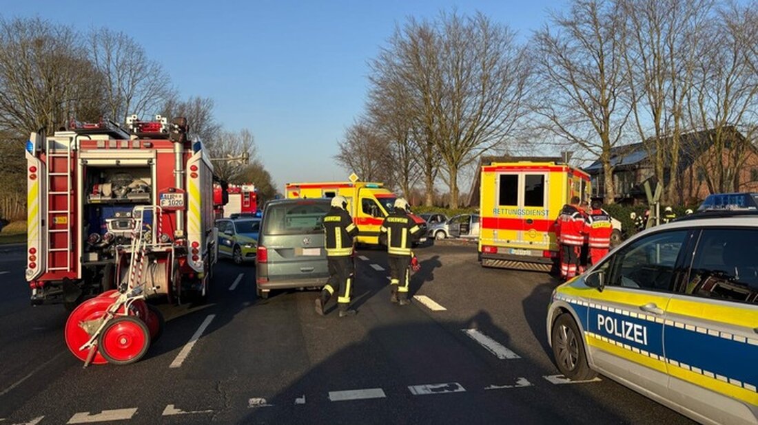 Drei Fahrzeuge kollidierten auf der B72 in Aurich. Vier Verletzte, keine eingeschlossene Person, Feuerwehren sicherten die Unfallstelle.