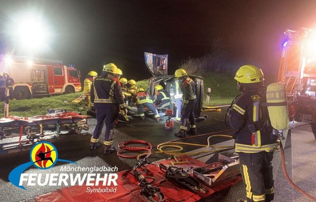Feuerwehr Mönchengladbach eilte zur BAB 46 nach einem eCall. Vier Verletzte nach Pkw-Unfall, zwei Personen mussten gerettet werden.