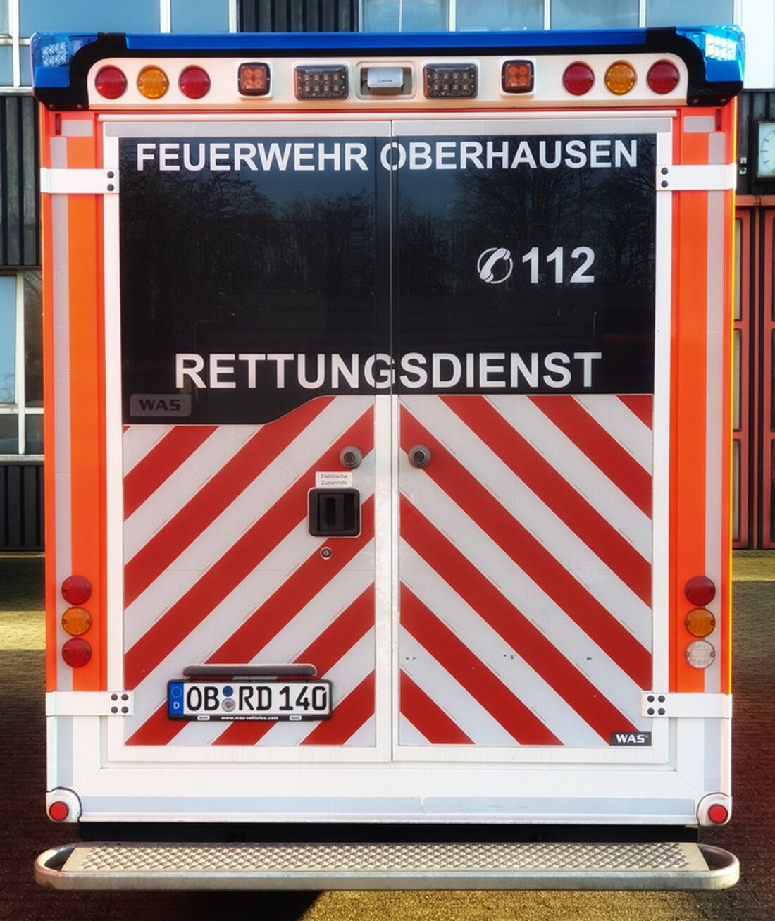 Am 16. April 2025 kam es auf der Osterfelder Straße zu einem Verkehrsunfall mit sechs Verletzten. Feuerwehr Oberhausen im Einsatz.