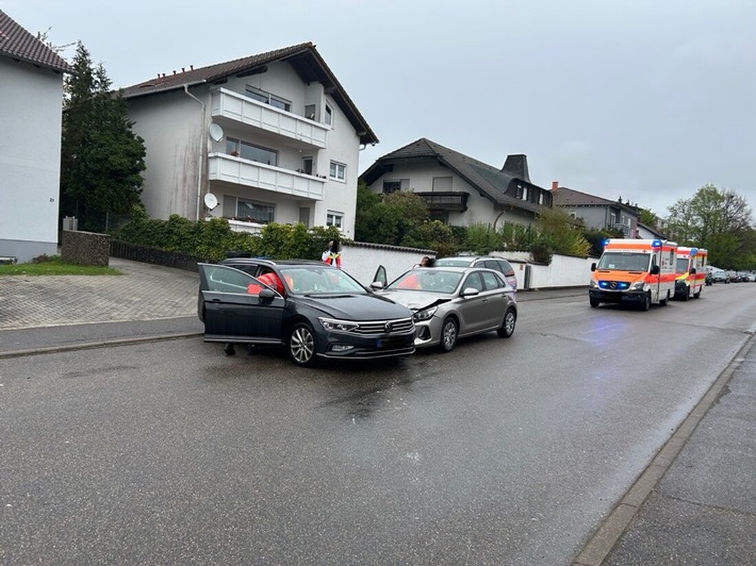Bei einem Verkehrsunfall in der Poissystraße wurden zwei Personen verletzt. Ein Rettungshubschrauber transportierte eine Betroffene ins Krankenhaus.