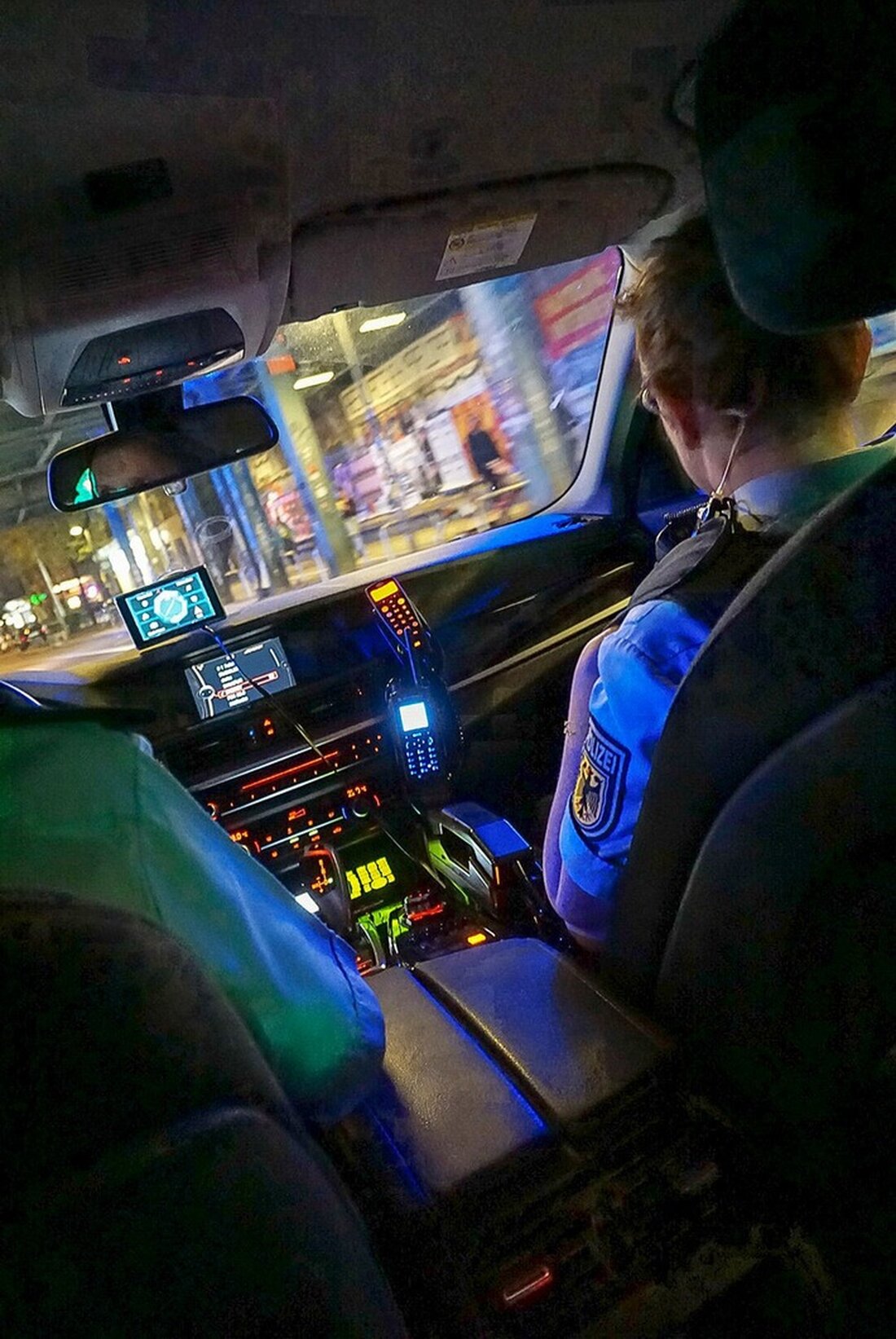 Bundespolizei stoppt in Aachen einen 21-jährigen Fahrer ohne Führerschein, entdeckt gefälschte Ausweise und gestohlene Kennzeichen.