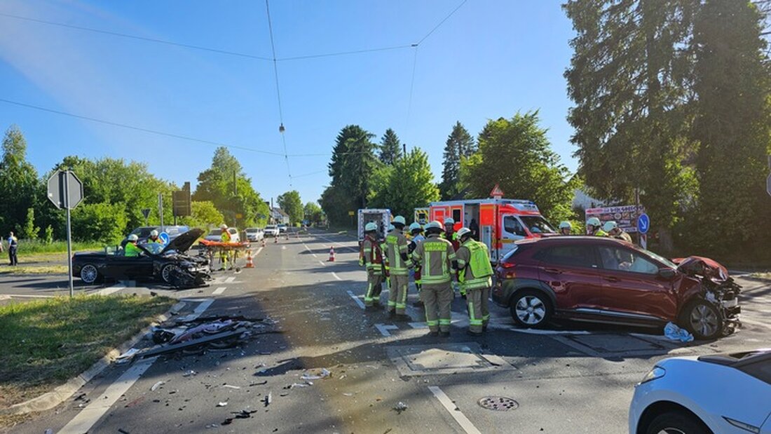 Am Donnerstagabend kollidierte ein Linienbus in Burscheid mit einem PKW. 14 Personen wurden verletzt, die Feuerwehr war mit 50 Einsatzkräften vor Ort.