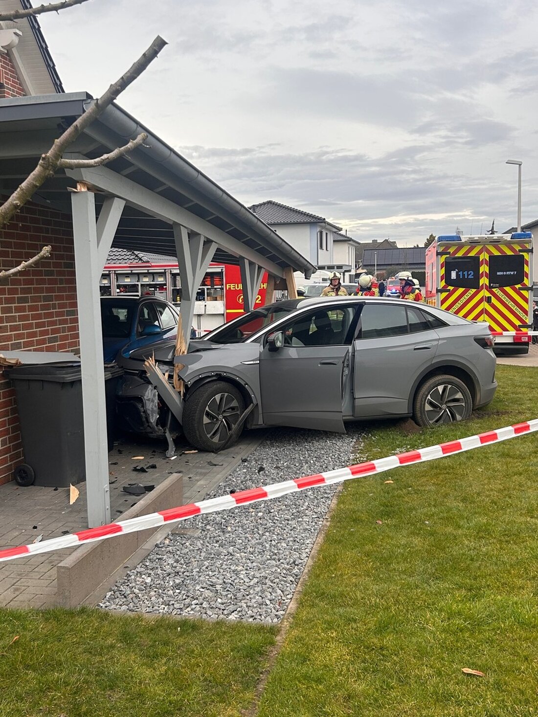 In Dankersen kollidierte ein PKW mit einem Carport, wodurch dieser einsturzgefährdet wurde. Feuerwehr sicherte die Unfallstelle.