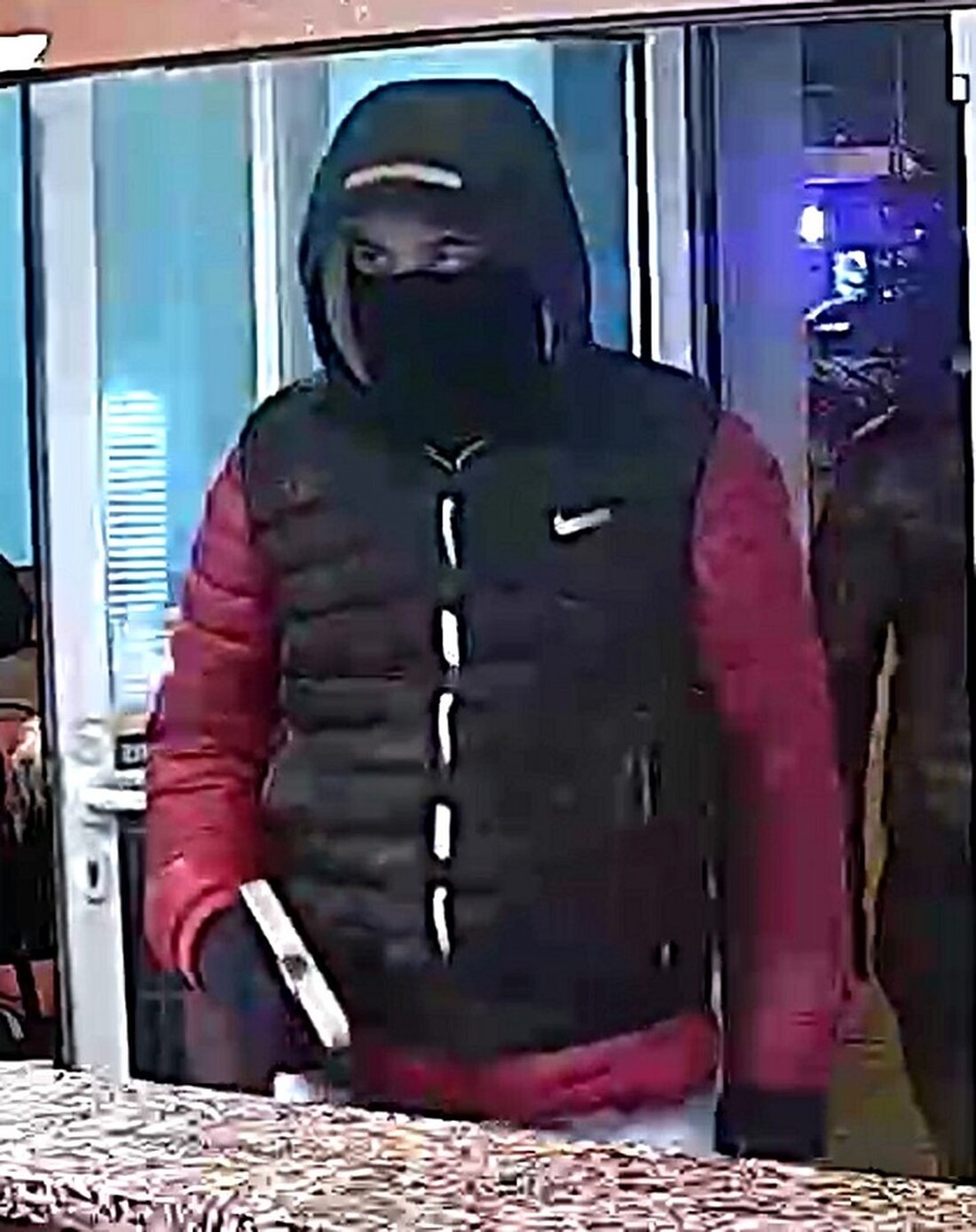 Die Frankfurter Polizei sucht nach Hinweisen zu zwei Tätern, die einen Imbiss-Mitarbeiter unter Waffengewalt beraubten.